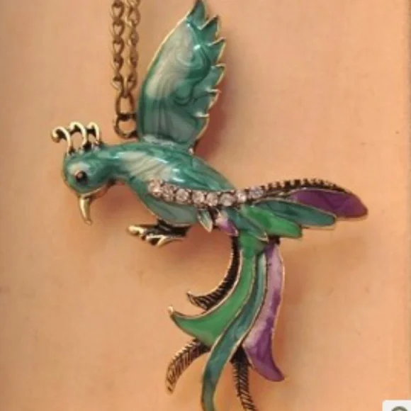 Adorable vintage looking hummingbird necklace - Picture 3 of 4